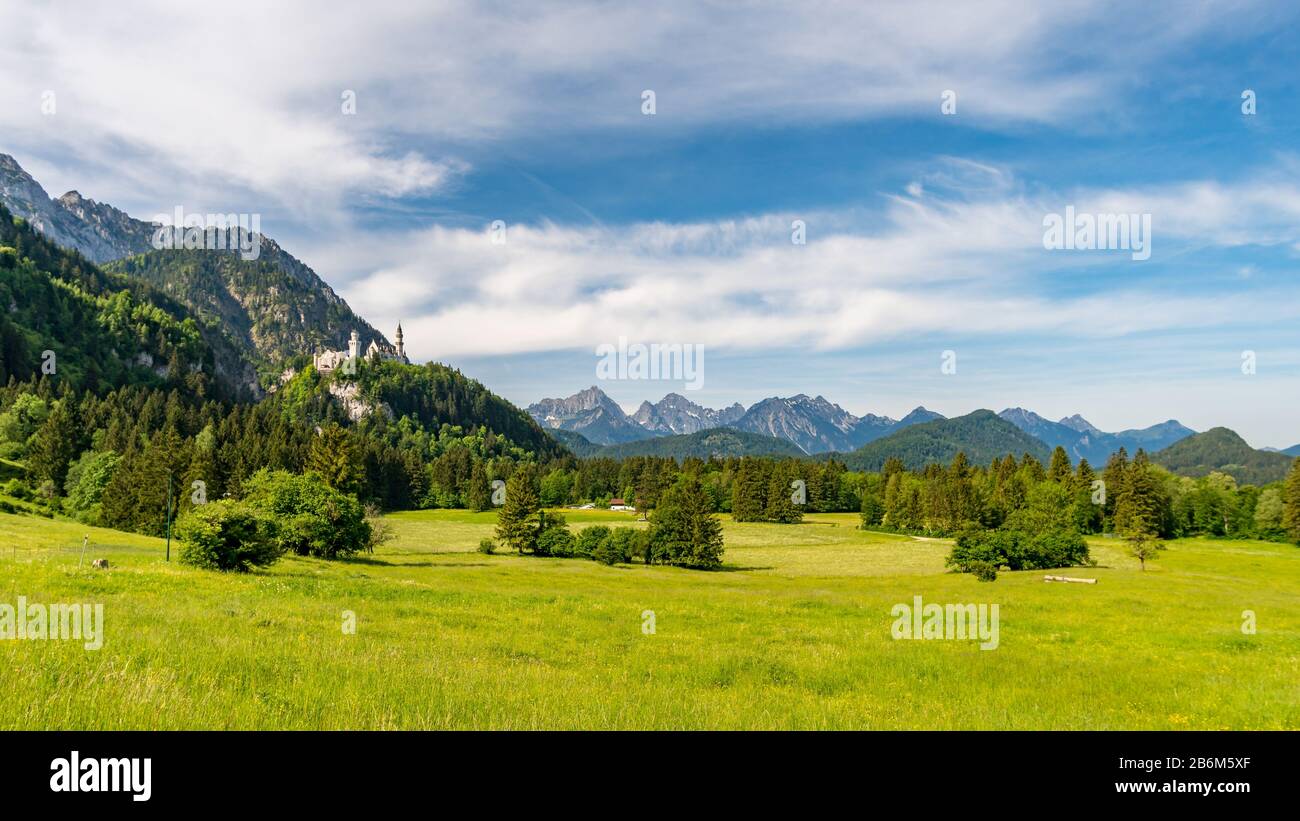 Escursioni e arrampicate sul Tegelberg attraverso la ferrata al Castello di Neuschwanstein nelle Alpi Ammergau vicino Schwangau Foto Stock