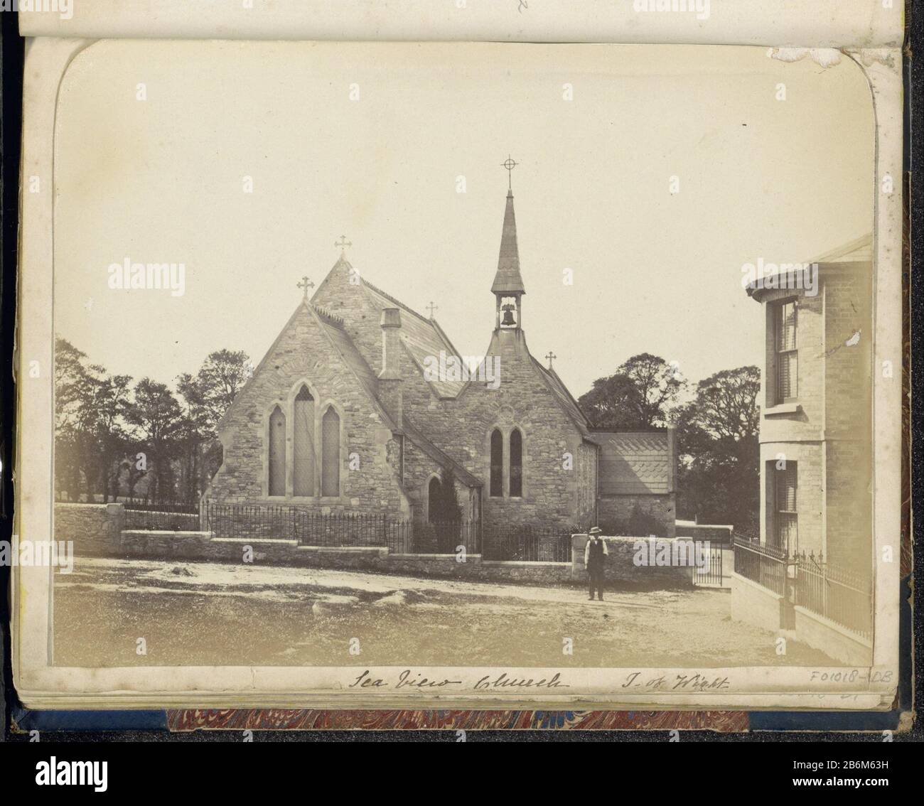 Exterieur van de Petruskerk in Seaview op het Isle of Wight Sea View Church i of Wight (titel op object) Parte dell'album di famiglia inglese con foto di persone , viaggi, cricket e kunstwerken. Produttore : fotografo: Anonymous place manufacturing: Seaview Dating: CA. 1860 - ca. 1870 caratteristiche Fisiche: Albumen materiale di stampa: Carta carta cartone Tecnica: Albumen dimensioni di stampa: Foto: H 150 mm × W 204 mm Oggetto: Chiesa (esterno) - QQ - piccola chiesa, cappella pubblica strada in piedi figura dove: Vista mare Foto Stock