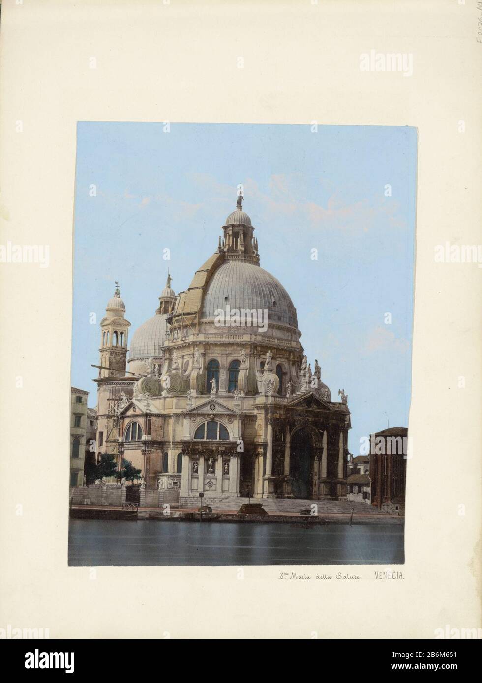 Parte della Galleria di Viaggi con foto e disegni di Manuel Mayo 1876. Produttore : fotografo: Anonymous luogo produzione: Venezia Data: 1850 - 1876 caratteristiche Fisiche: Albume colorato materiale di stampa: Carta finitura vernice acquerello Tecnica: Pressione albumina / colore della mano / photographie peinte dimensioni: H 230 mm × W 178 mm Oggetto: Viaggiare; turismo chiesa cattolica romana Dove: Santa Maria della Salut Foto Stock