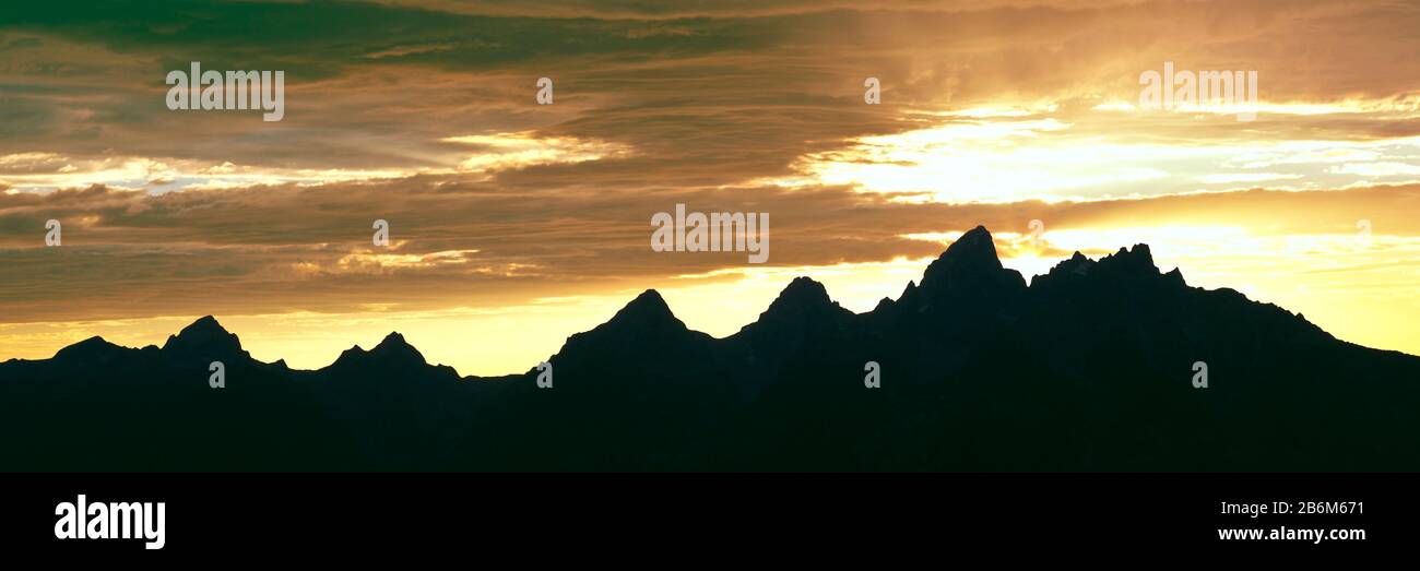 Silhouette della Teton Range al tramonto, Grand Teton National Park, Wyoming, Stati Uniti Foto Stock