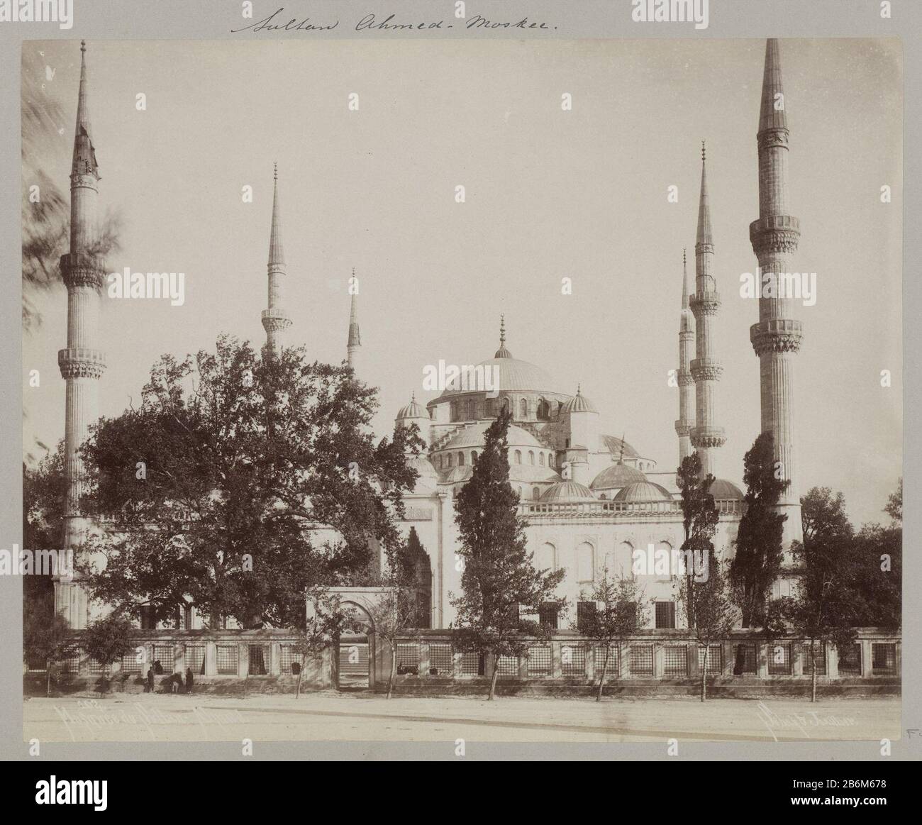Exterieur van de Sultan Ahmetmoskee a Istanbul Mosquee du Sultan - Ahmed (titel op Object) Parte di immagini di un viaggio attraverso l'Europa meridionale e il Medio Oosten. Produttore : fotografo: J. Pascal Sebah & Joaillier (proprietà in elenco) Luogo fabbricazione: Istanboel datazione: 1900 - caratteristiche o Apr 1910 Fisico: Albumen materiale di stampa: Carta Tecnica: Albumen stampa dimensioni: H 216 mm × W 270 mm Oggetto: Tempio, santuario  Islam Mohammad Foto Stock