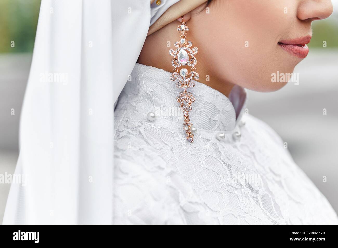 Sposa musulmana con la sciarpa tradizionale matrimonio islamico musulmano  immagini e fotografie stock ad alta risoluzione - Alamy