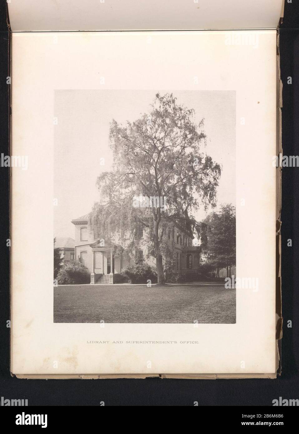 Exterieur van de bibliotheek en het kantoor van de opzichter van de United States Naval Academy te Annapolis Biblioteca e ufficio del sovrintendente (titel op object) Olandese: Identificazione titolo (i) esterno della biblioteca e dell'ufficio del sovrintendente dell'Accademia Navale degli Stati Uniti in Annapolis Biblioteca e ufficio del sovrintendente (oggetto del titolo) tipo Di Proprietà: Pagina fotografica numero dell'articolo: RP-F 2001-7-1060-4 Produttore : fotografo: EH Hartclichémaker: The Photo-engra co.Plats manufacture: Fotografo: United States Naval Academicémaker: New York Data: Circa 1885 - o per 1890 Mate Foto Stock