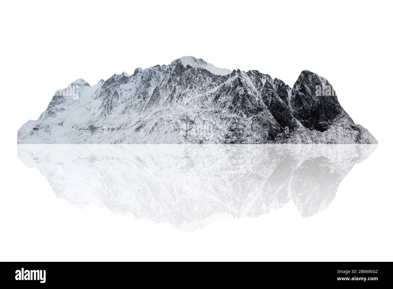 Escursione in montagna innevata in inverno in Scandinavia all'isola di Lofoten. Isolato su sfondo bianco Foto Stock
