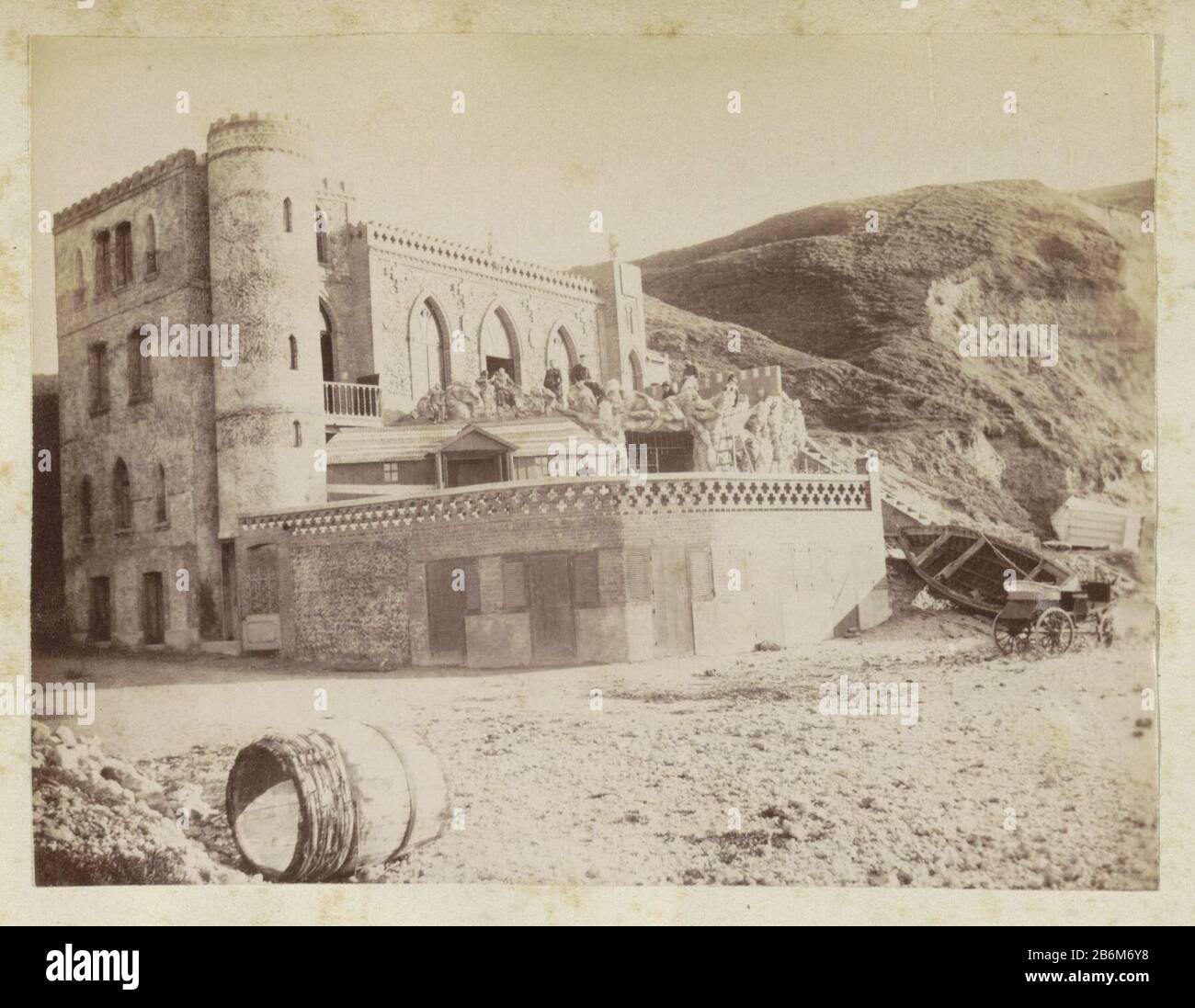 Exterieur van een villa in Saint-Jouin-Bruneval Parte dell'album di fotografo amatoriale francese con foto di famiglia, militare, industriale, paesaggi e considerare che: Condizioni a Frankrijk. Produttore : fotografo: Anonymous place manufacturing: Saint-Jouin Dating: Set 1885 Materiale: Carta Tecnica: Albumen stampa dimensioni: H 114 mm × W 150 mm Soggetto: Castello villa dove saint-Jouin Foto Stock