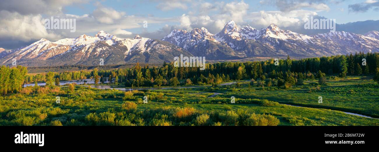 Vista panoramica del fiume serpente con catena montuosa sullo sfondo, Snake River, Teton Range, Grand Teton National Park, Wyoming, USA Foto Stock