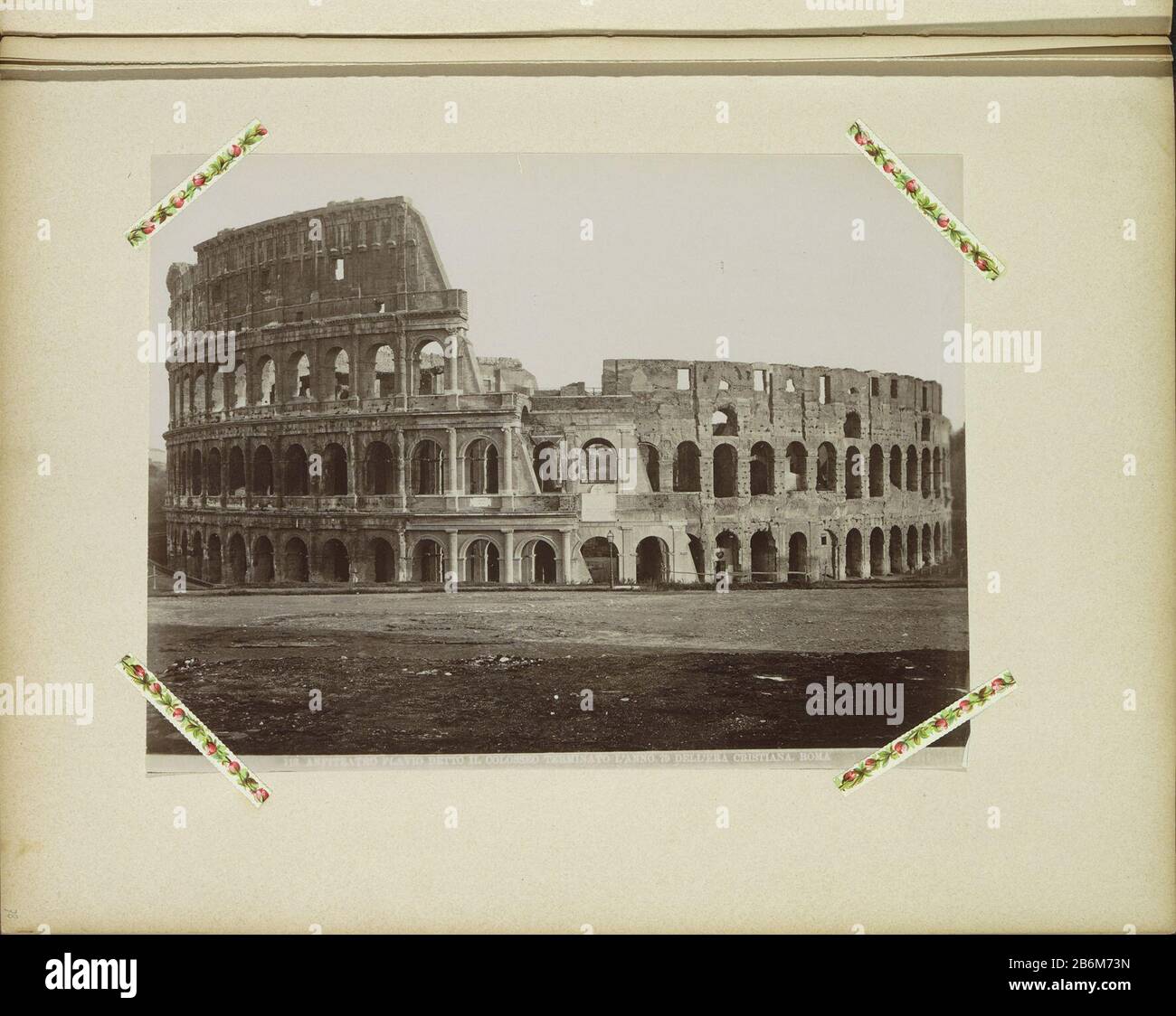 Exterieur van het Colosseum in Rome Anfiteatro Flavio detto il Colosseo terminato l'anno 70 dell'era cristiana Roma (titel op Object) Parte dell'album con cui esaminare le registrazioni: Condizioni nelle città italiane e kunstwerken. Produttore : fotografo: Anonymous place manufactured: Rome Data: CA. 1860 - ca. 1900 caratteristiche Fisiche: Albumen stampa materiale: Carta Tecnica: Albumen stampa dimensioni: Foto: H 189 mm × W 250 mm Oggetto: Terreni, campi e alloggi per sport, giochi e performance fisiche (+ fuori porta (sport, giochi, ecc)) nomi di edifici storici, siti, strade Foto Stock