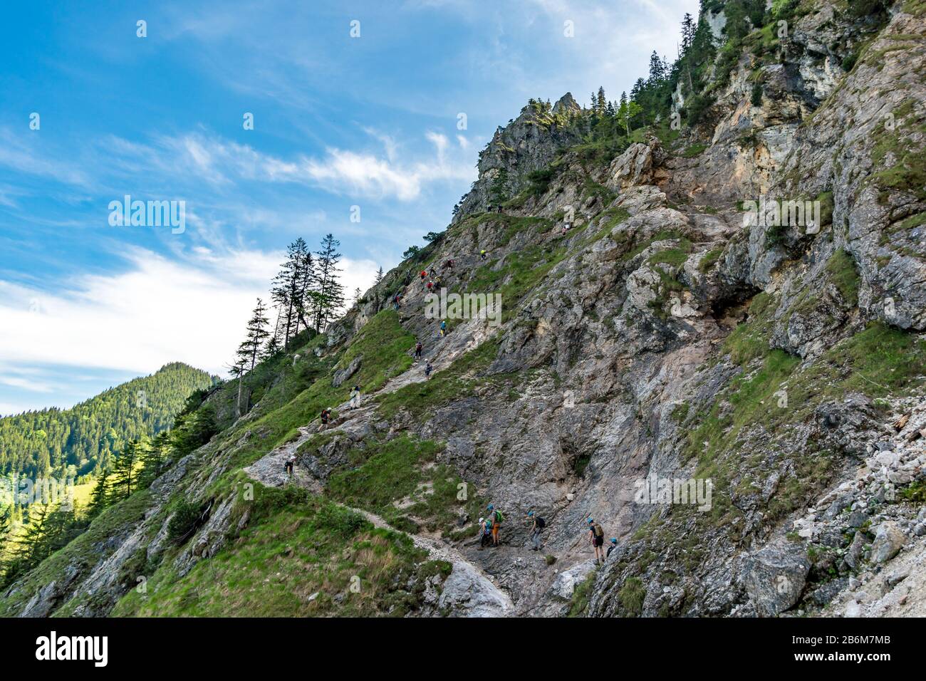 Escursioni e arrampicate sul Tegelberg attraverso la ferrata al Castello di Neuschwanstein nelle Alpi Ammergau vicino Schwangau Foto Stock