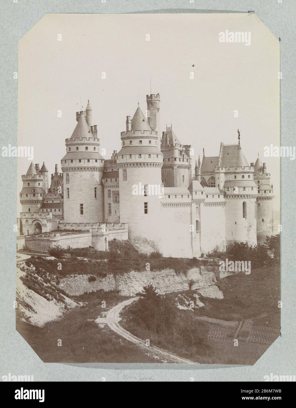 Exterieur van het kasteel van Pierrefonds Parte Di Foto con foto dei monumenti Frankrijk. Produttore : fotografo: Anonymous (elencato proprietà) Fabbricazione Di Posti: Pierrefonds Dating: CA. 1880 - ca. 1900 caratteristiche Fisiche: Albume materiale di stampa: Carta Tecnica: Albume dimensioni di stampa: Foto: H 333 mm × W 250 mm Oggetto: Castello dove: Pierrefonds Foto Stock