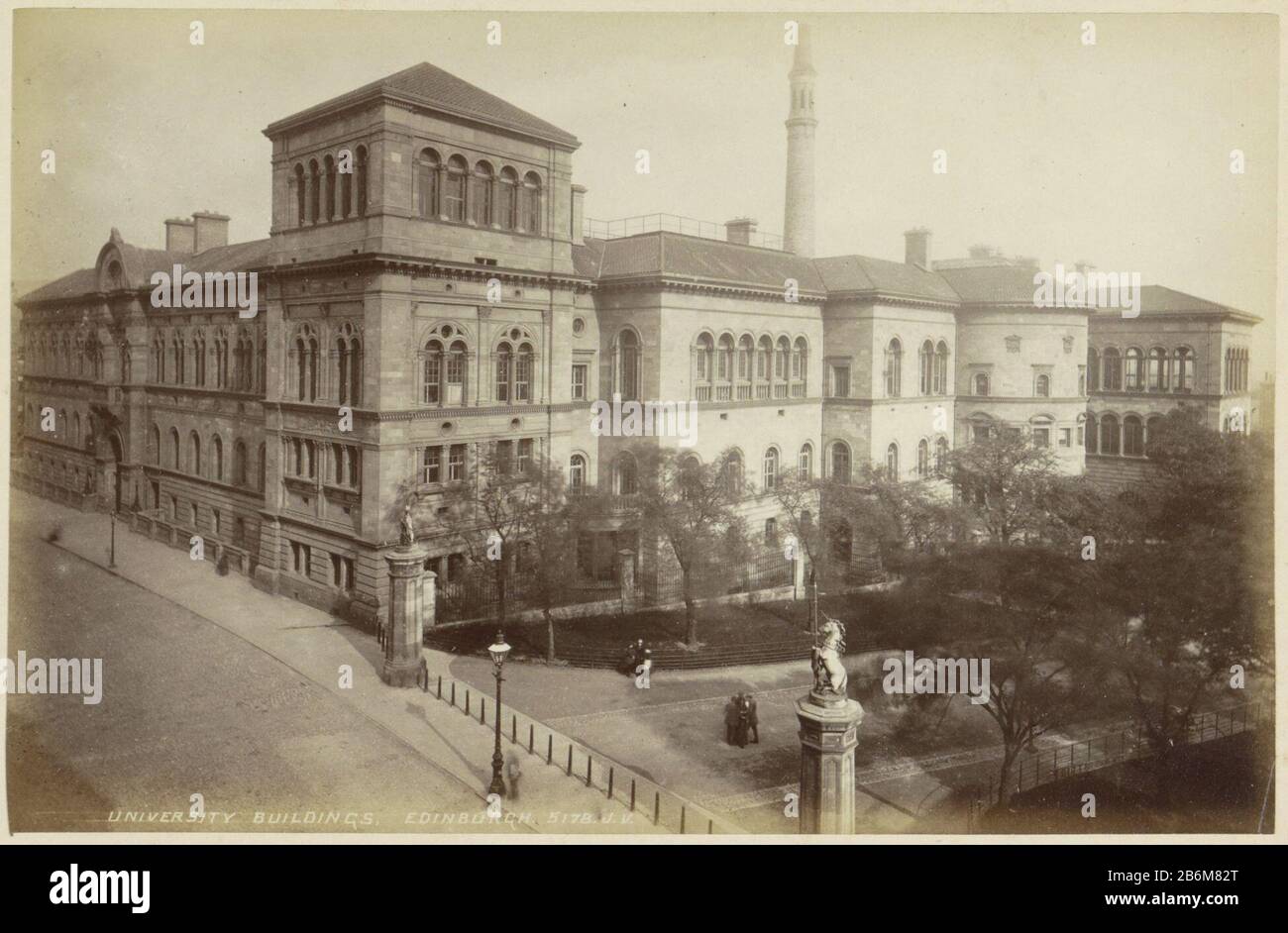 Exterieur van universiteitsgebouwen in Edinburgh University Buildings, Edinburgh Parte dell'album con recensione dove: Condizioni a Edinburgh Londen. Produttore : fotografo: James Valentine (elencato proprietà) Fabbricazione Luogo: Edinburgh Dating: CA. 1870 - ca. 1890 caratteristiche Fisiche: Albumen stampa materiali: Carta di cartone Tecnica: Albumen stampa dimensioni: Foto: H 135 mm × W 206 mm Oggetto: Prospettiva della città, panorama della città, silhouette della città edificio universitario, università Foto Stock