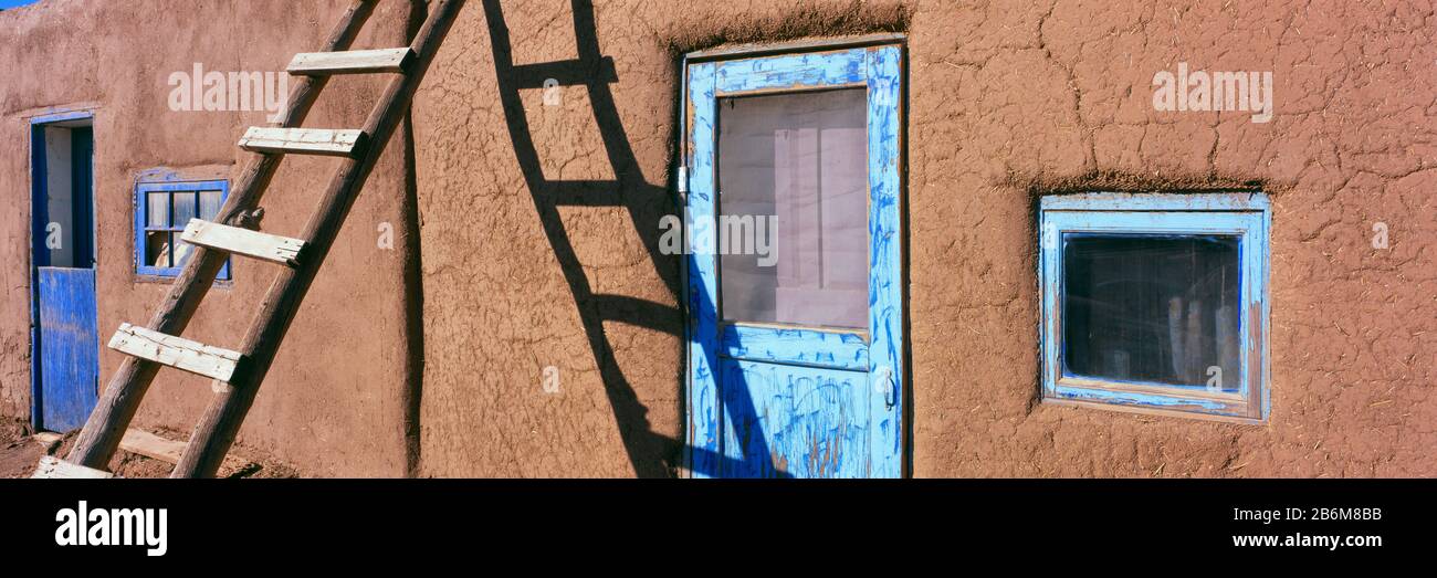 Scala appoggiata contro una casa, Taos Pueblo, Taos, Taos County, New Mexico, USA Foto Stock