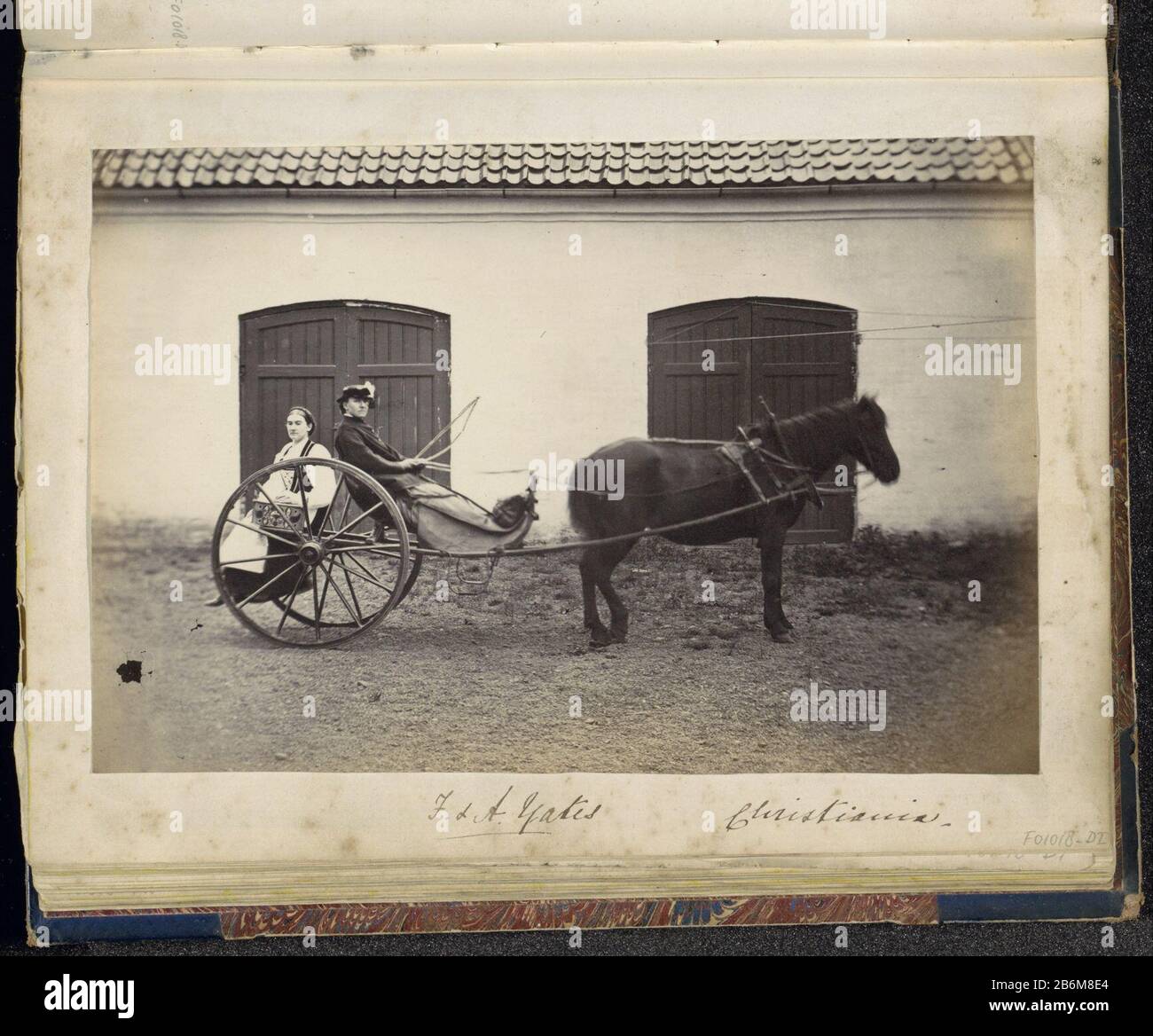 F en A Yates in een rijtuig in Christiania F e a Yates Christiania (titel op object) Parte dell'album di famiglia inglese con foto di persone, viaggi, cricket e kunstwerken. Produttore : fotografo: Anonymous place manufacturing: Christiania Dating: 1860 - ca. 1870 caratteristiche Fisiche: Albumen materiale di stampa: Carta fotografica Tecnica: Albumen formati di stampa: H 126 mm × W 192 mm Oggetto: Donna adulta womanadolescente, giovane donna, trazione animale da nubile, veicolo trainato da animali (carrozza ecc.) cavallo dove: ChristianiaWie: F. YatesA. Yates Foto Stock