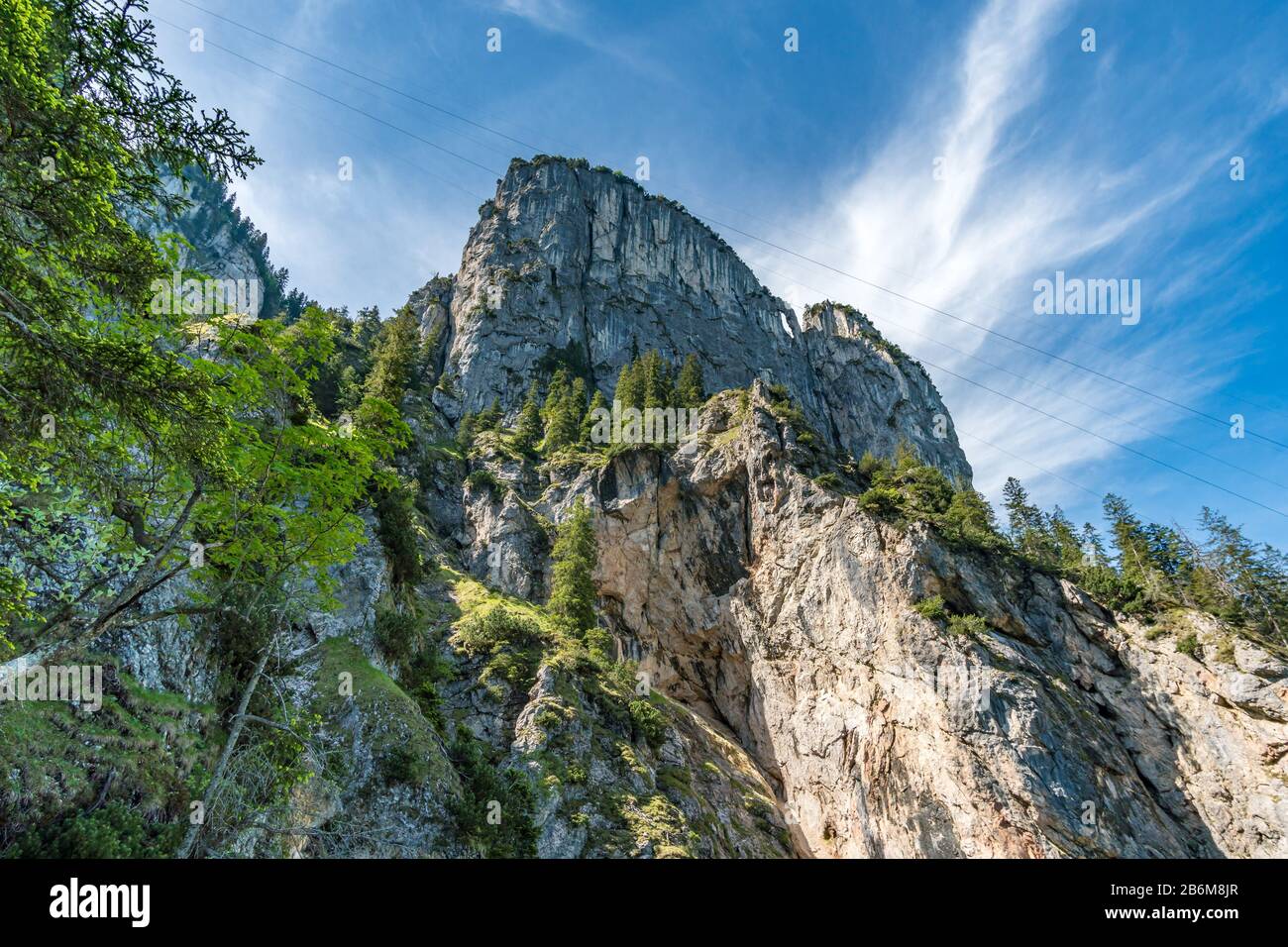 Escursioni e arrampicate sul Tegelberg attraverso la ferrata al Castello di Neuschwanstein nelle Alpi Ammergau vicino Schwangau Foto Stock