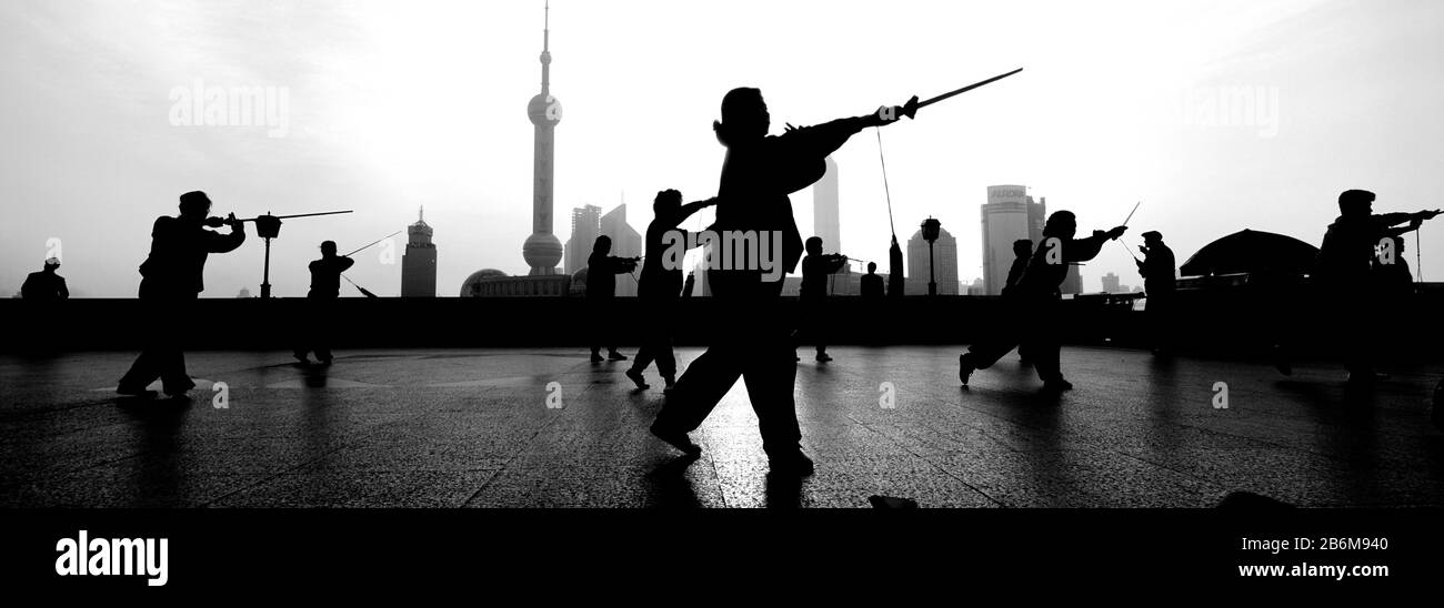 Gruppo di persone che praticano il Tai Chi, il Bund, Shanghai, Cina Foto Stock