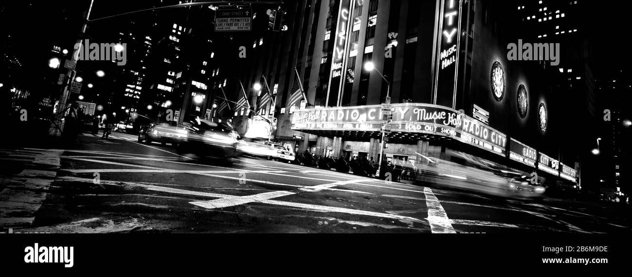 Vista ad angolo basso degli edifici illuminati di notte, radio City Music Hall, Rockefeller Center, Manhattan, New York City, New York state, USA Foto Stock