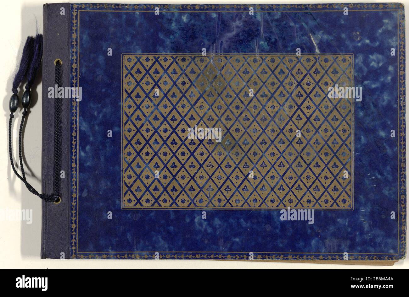 Familiealbum van een Chinees-Indische familie in Weltevreden, ca 1935 Album Famiglia di una famiglia sino-indiana a Weltevreden, about 1935 Tipo Oggetto : galleria numero Oggetto: Ng-2006-40 Iscrizioni / marchi: Iscrizione, prima pagina, ha scritto: 'Thung Siang Buck / G. Lecha 60 / Weltevreden 'Descrizione: Foto di una copertina di carta blu, stampata in oro. L'album contiene 24 fogli di carta marrone, legati con una fascetta di filo blu. L'album contiene un totale di 131 foto in bianco e nero di una particolare famiglia cinese-indiana. La prima pagina è scritta un nome e un indirizzo, possibilmente il proprietario o creatore dell'alb Foto Stock