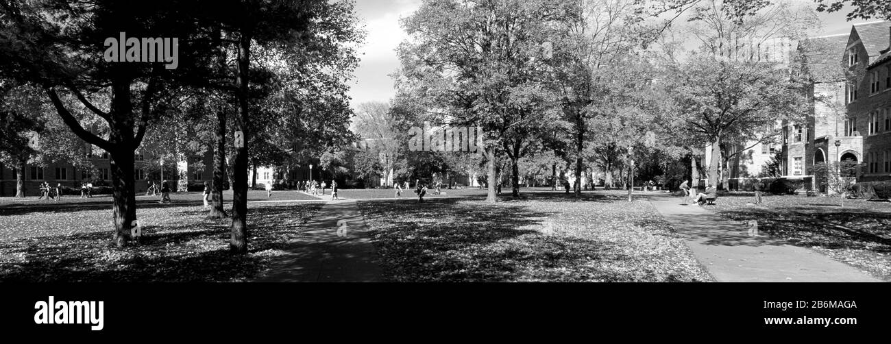 Gruppo di persone in un campus universitario, Università di Notre Dame, South Bend, Indiana, Stati Uniti Foto Stock