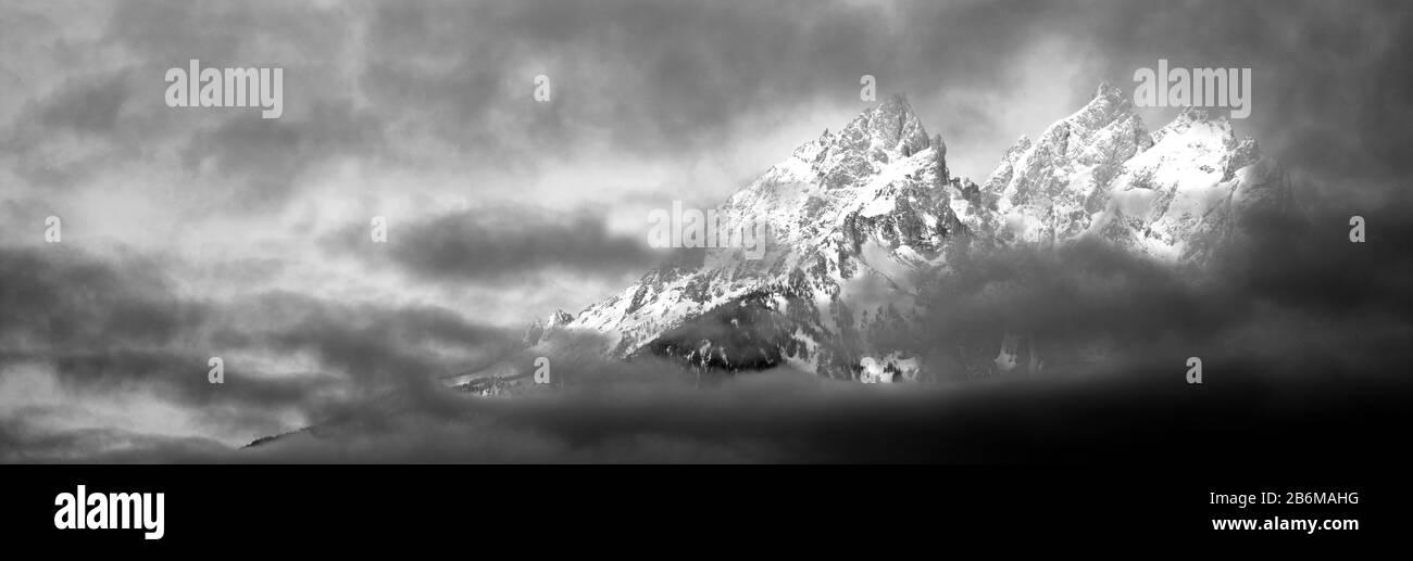 Nuvole di tempesta sulle montagne, Cathedral Group, Teton Range, Grand Teton National Park, Wyoming, USA Foto Stock