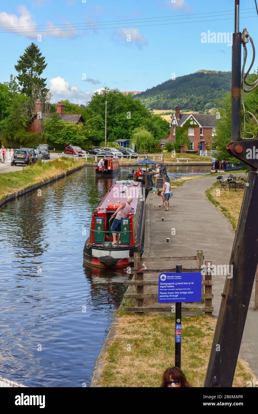 Ritratto di barche a stretta ormeggiata sul canale Llangollen in estate sole come visto da un ponte adiacente. Foto Stock