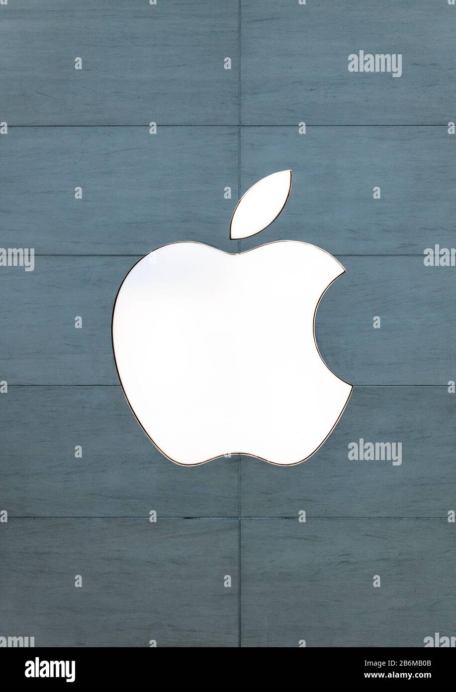 Logo Apple sul negozio al dettaglio. Foto Stock