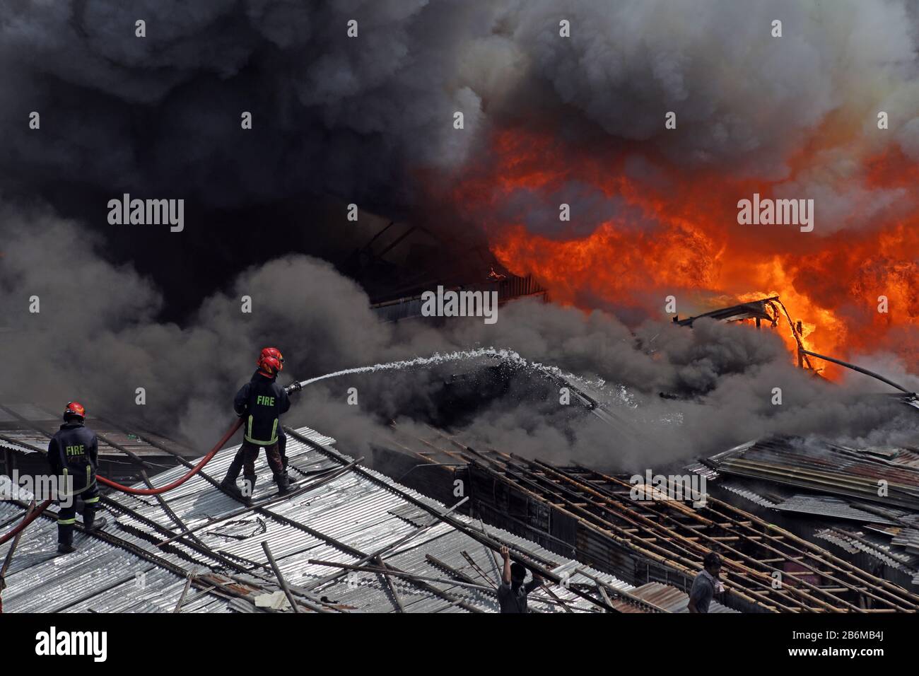 Dhaka, Bangladesh - 11 marzo 2020: Centinaia di barie sono state rasate al suolo, lasciando migliaia di senzatetto, in un enorme incendio allo Shialbari Foto Stock