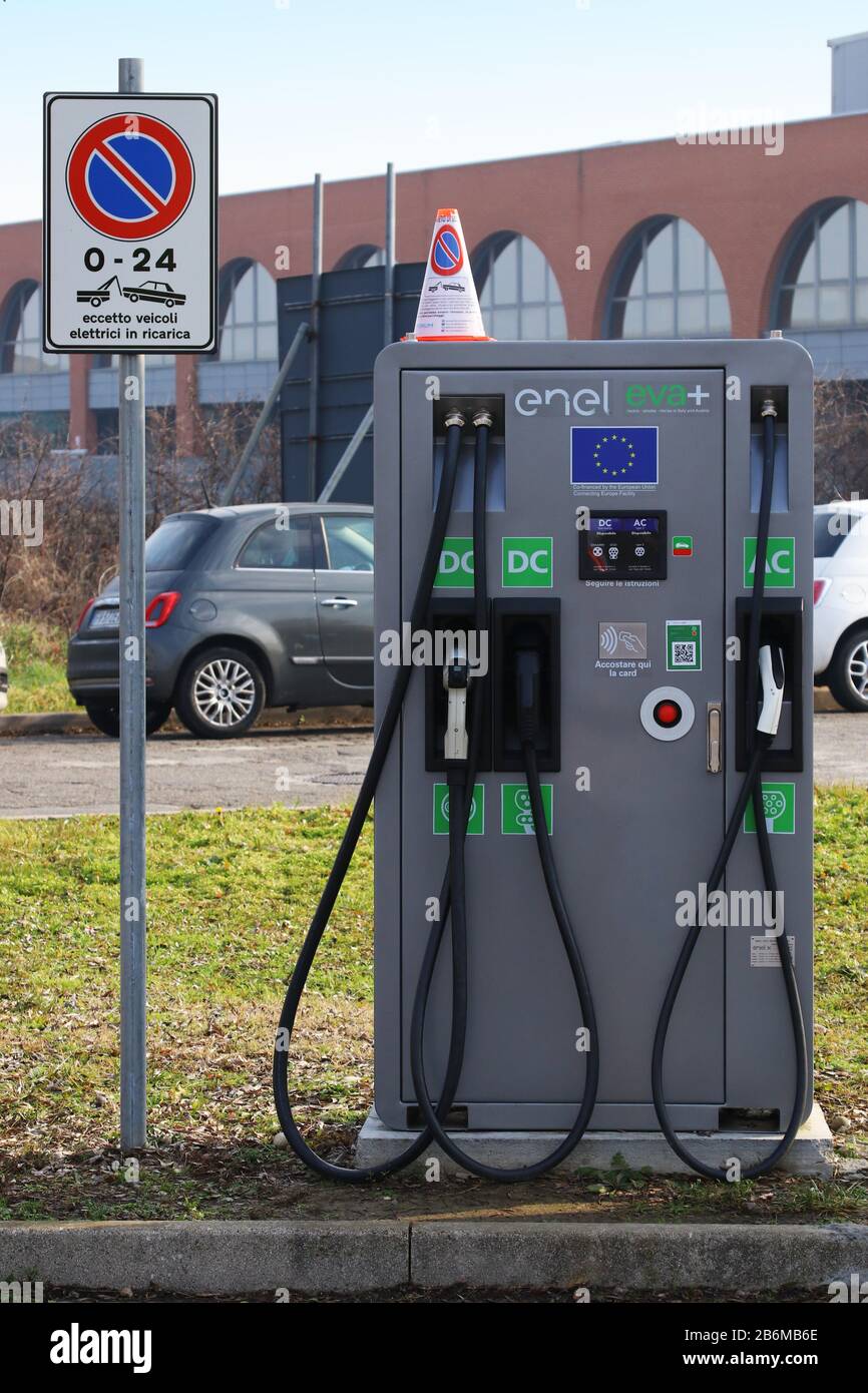 Stazione di ricarica per auto elettriche, tecnologia ecologica futura Foto Stock