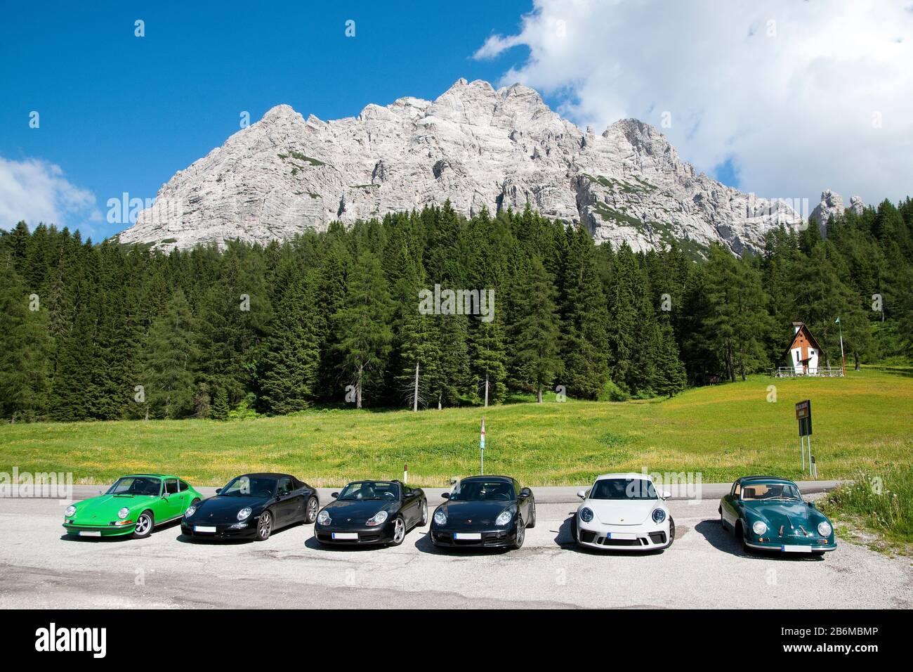 Porsche in alpino panoramico, Val di Zoldo, Italia, Alpi, Europa | Porsche Sportwagen vor Bergkulisse im Val di Zoldo, Italien, Alpen, Europa Foto Stock