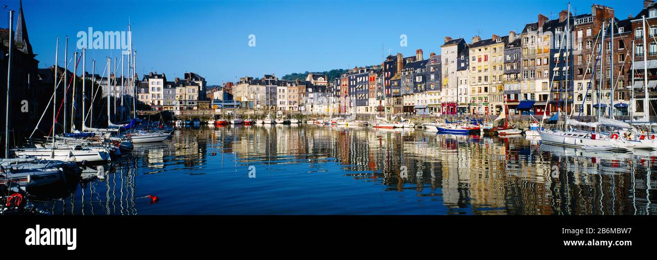 Riflessione di edifici in acqua, Honfleur, Normandia, Calvados, Francia Foto Stock