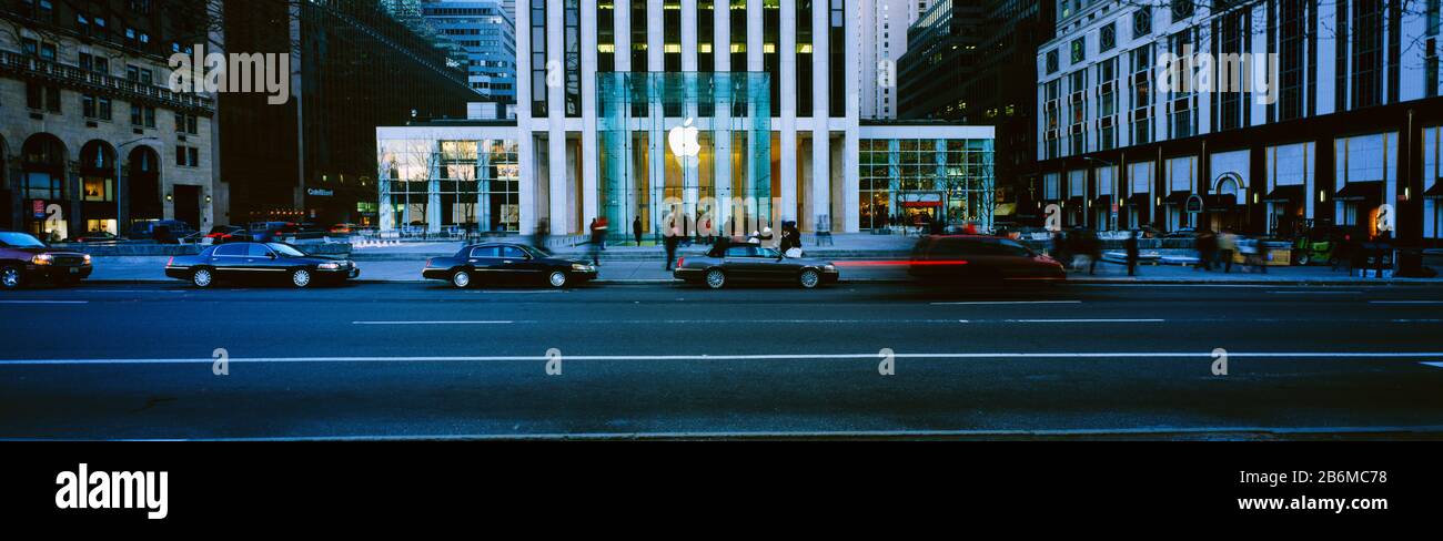 Le auto parcheggiate lungo il marciapiede davanti agli edifici, all'Apple Store, a Manhattan, a New York City, nello stato di New York, negli Stati Uniti Foto Stock