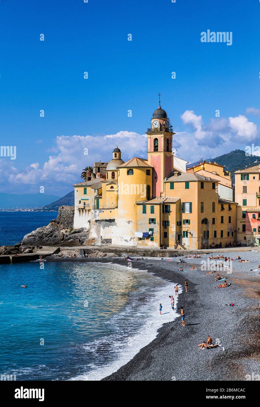 Basilica di Santa Maria Assunta e lungomare di Camogli. Foto Stock