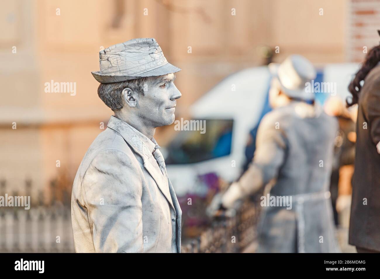 7 DICEMBRE 2017, PRAGA, REPUBBLICA CECA: Artista Street entertainment in costume da statua presso la via di Praga Foto Stock