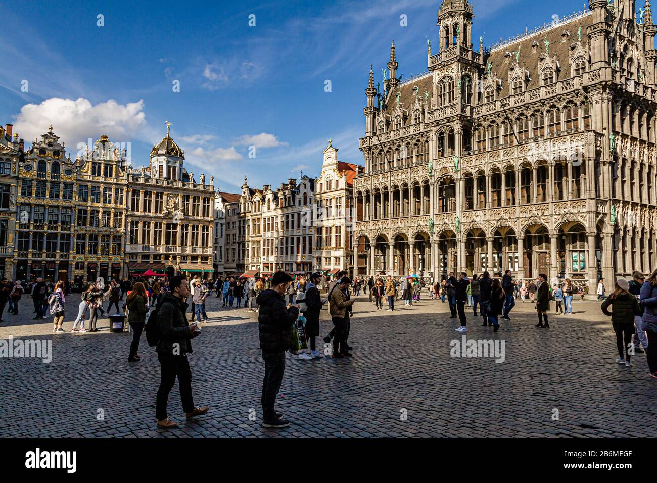 L'hotel de ville, o municipio, si trova nella Grand Place, la principale piazza pedonale del centro di Bruxelles, capitale del Belgio. Marzo 2019. Foto Stock
