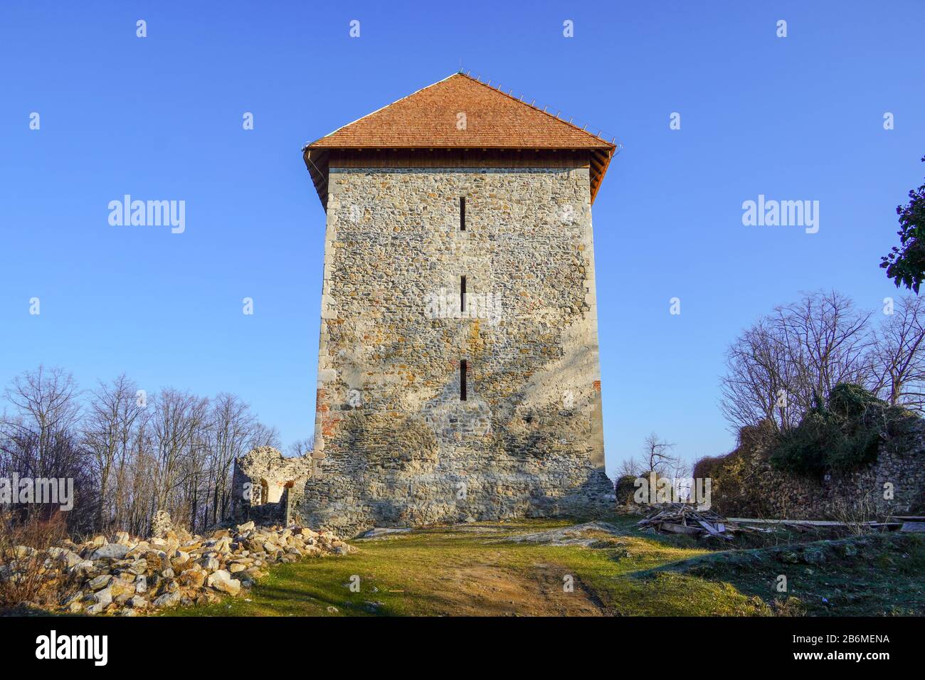 La torre medievale restaurata principale, costruita nel 1256. Foto Stock