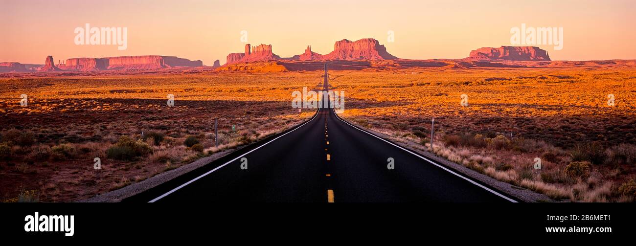 Vista della strada attraverso il deserto, Monument Valley, Utah, USA Foto Stock
