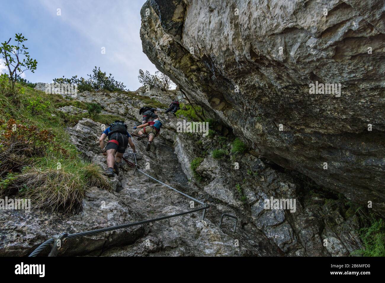 Escursioni e arrampicate sul Tegelberg attraverso la ferrata al Castello di Neuschwanstein nelle Alpi Ammergau vicino Schwangau Foto Stock