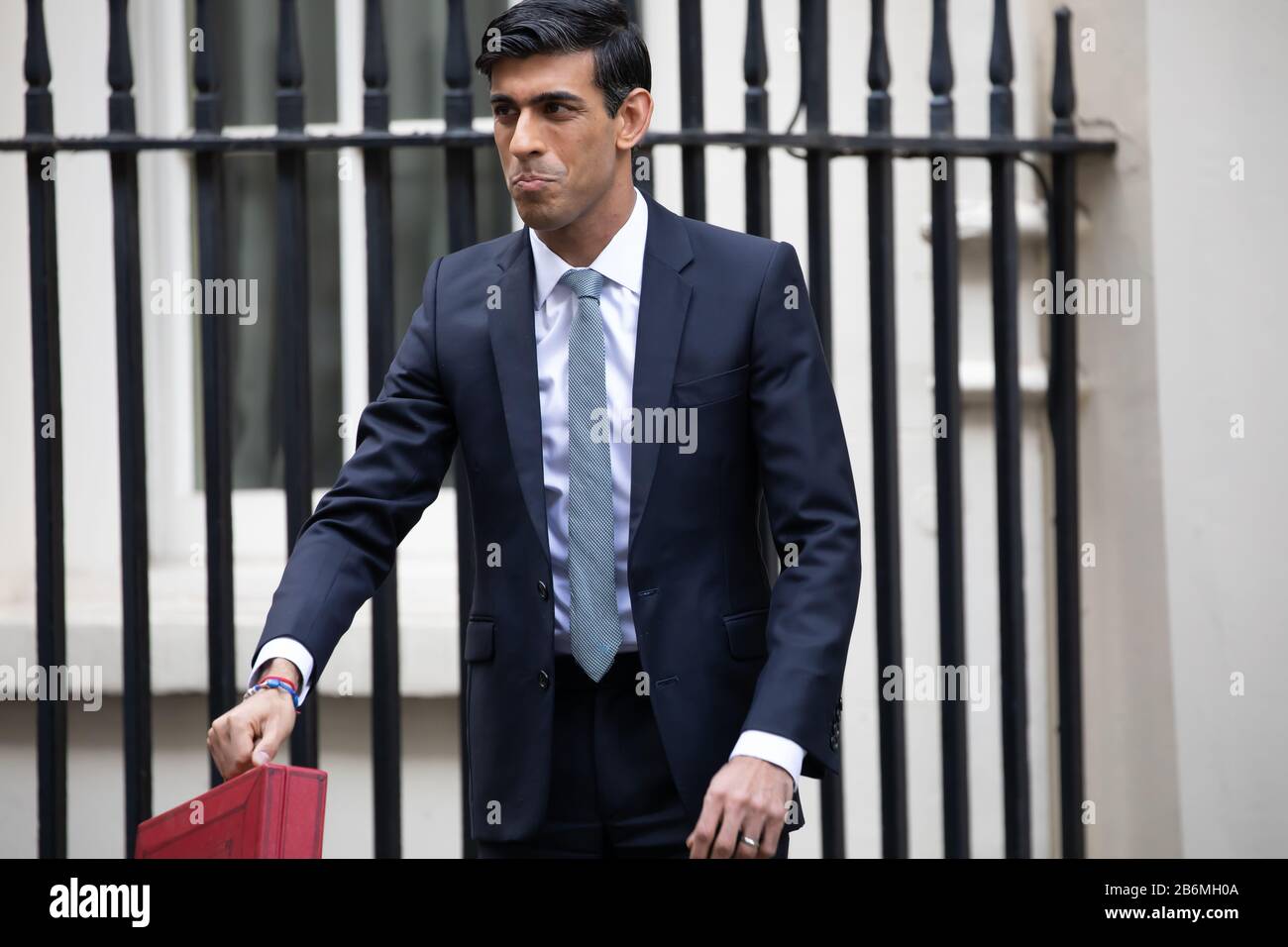 Londra,UK,11th marzo 2020,Cancelliere dello scacchiere, il deputato Rt Hon Rishi Sunak si fa faccia mentre lascia Downing Street per le Camere del Parlamento per consegnare il suo discorso di bilancio ai comuni. Sarà il suo primo discorso di bilancio come è stato in carica solo per poco meno di un mese.credito: Keith Larby/Alamy Live News Foto Stock