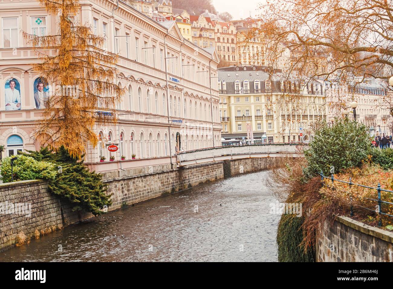 Karlovy VARY, REPUBBLICA CECA - DICEMBRE 2017: Paesaggio invernale della città con il fiume Tepla e gli edifici dell'hotel Foto Stock