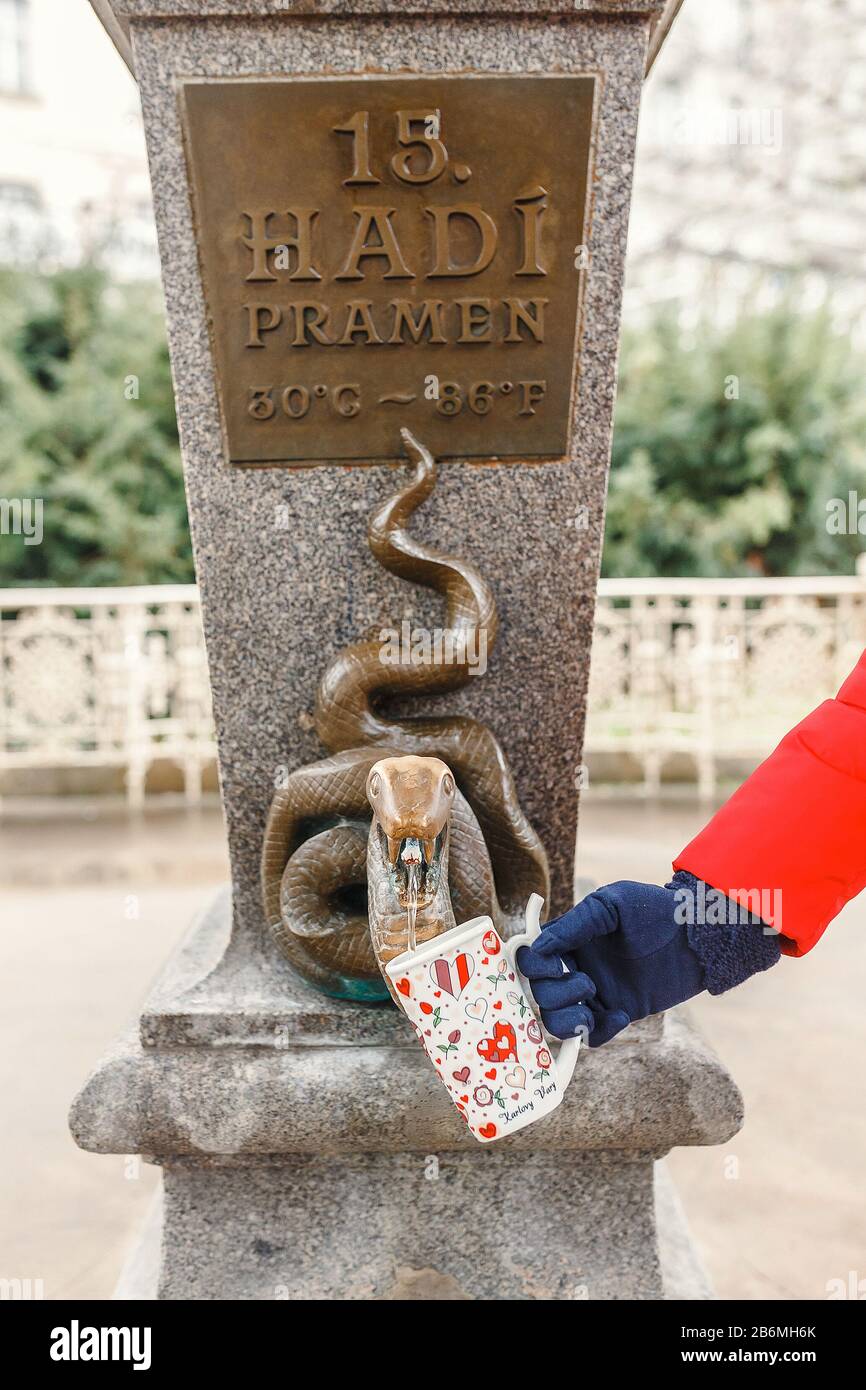 La sorgente di serpente con acqua minerale calda nella città di Karlovy Vary (Karlsbad) - Repubblica Ceca Foto Stock