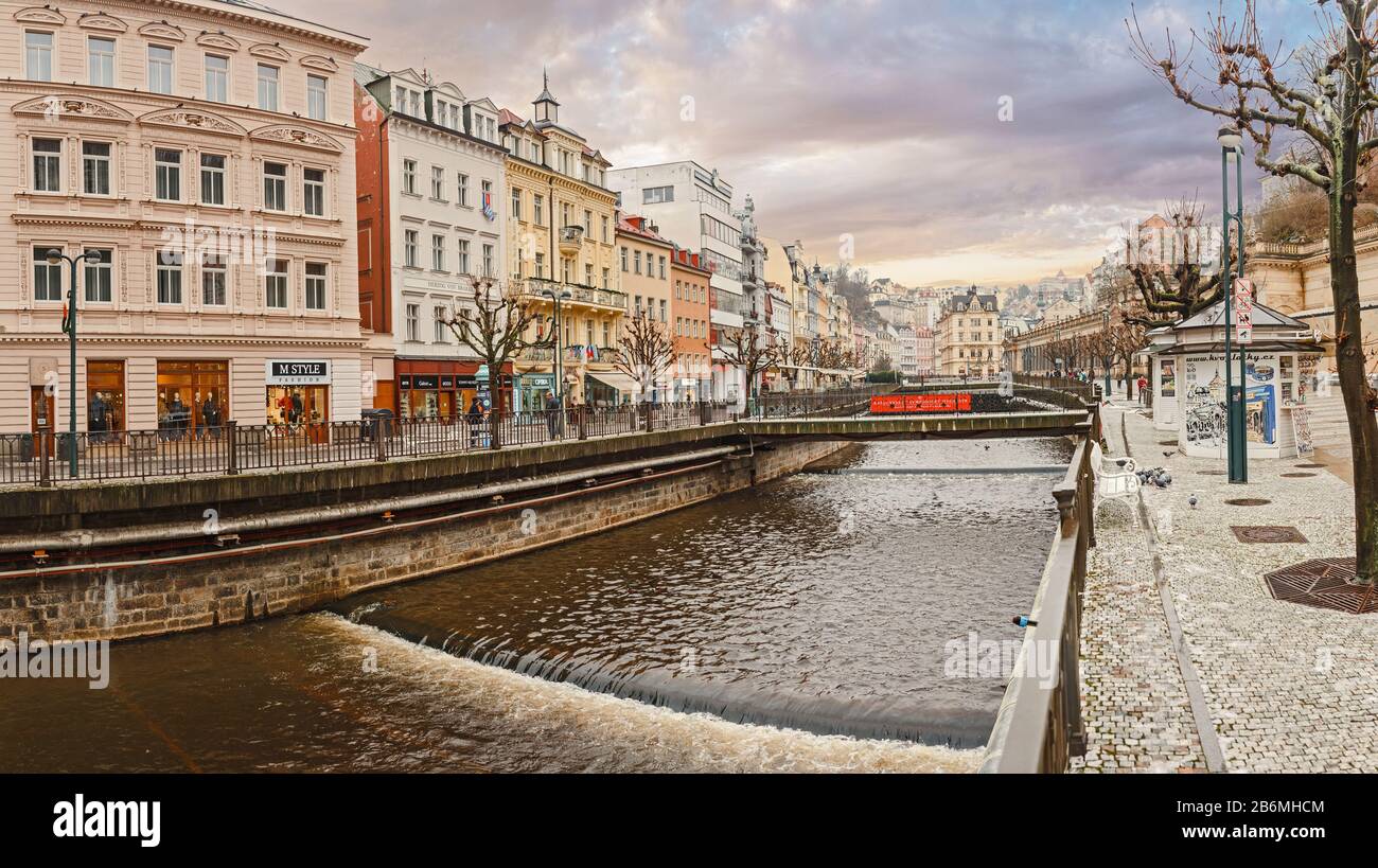 Karlovy VARY, REPUBBLICA CECA - DICEMBRE 2017: Paesaggio invernale della città con il fiume Tepla e gli edifici dell'hotel Foto Stock