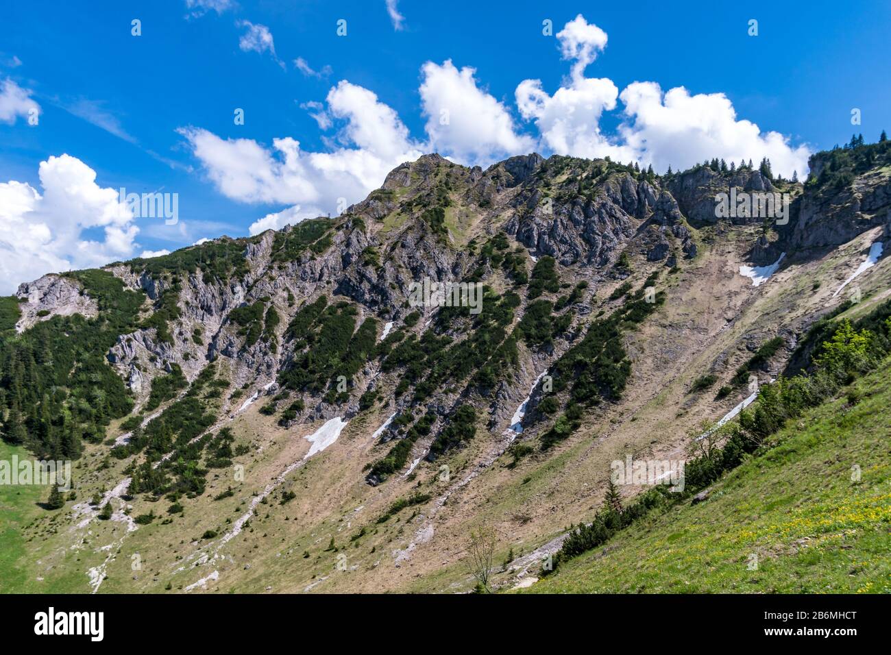 Escursioni e arrampicate sul Tegelberg attraverso la ferrata al Castello di Neuschwanstein nelle Alpi Ammergau vicino Schwangau Foto Stock