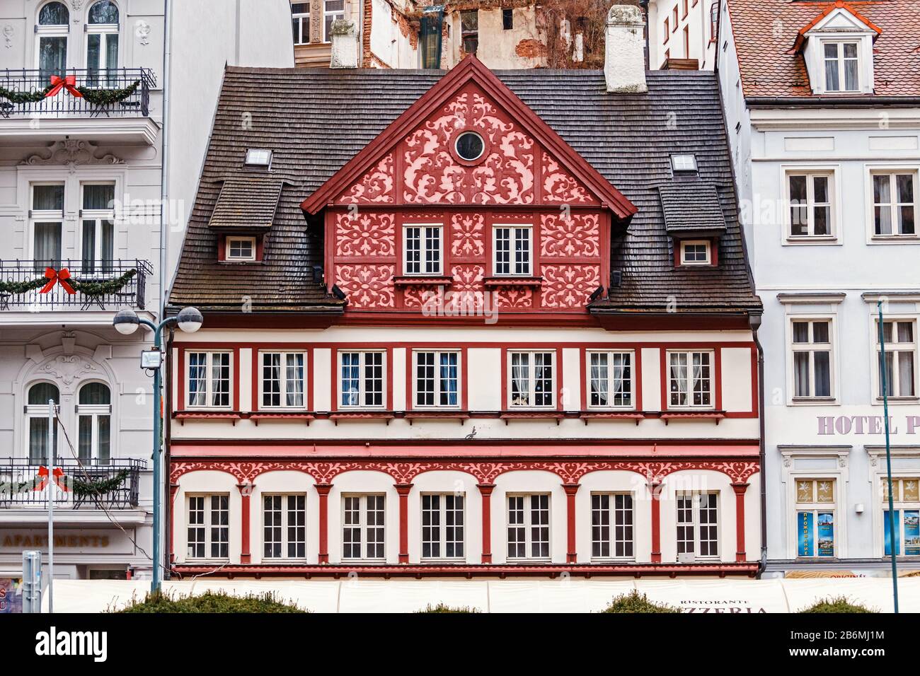 Dicembre 2017, KARLOVY VARY, REPUBBLICA CECA: Hotel colorati e architettura tradizionale nella città resort di Karlovy Vary nella Repubblica Ceca. Foto Stock
