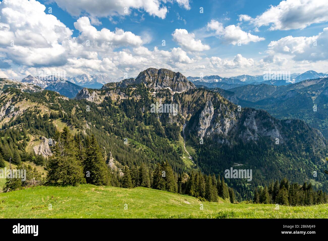 Escursioni e arrampicate sul Tegelberg attraverso la ferrata al Castello di Neuschwanstein nelle Alpi Ammergau vicino Schwangau Foto Stock