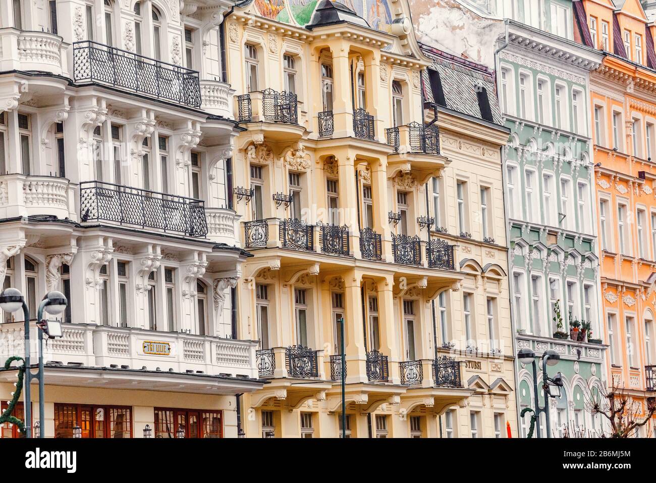 Dicembre 2017, KARLOVY VARY, REPUBBLICA CECA: Hotel colorati e architettura tradizionale nella città resort di Karlovy Vary nella Repubblica Ceca. Foto Stock