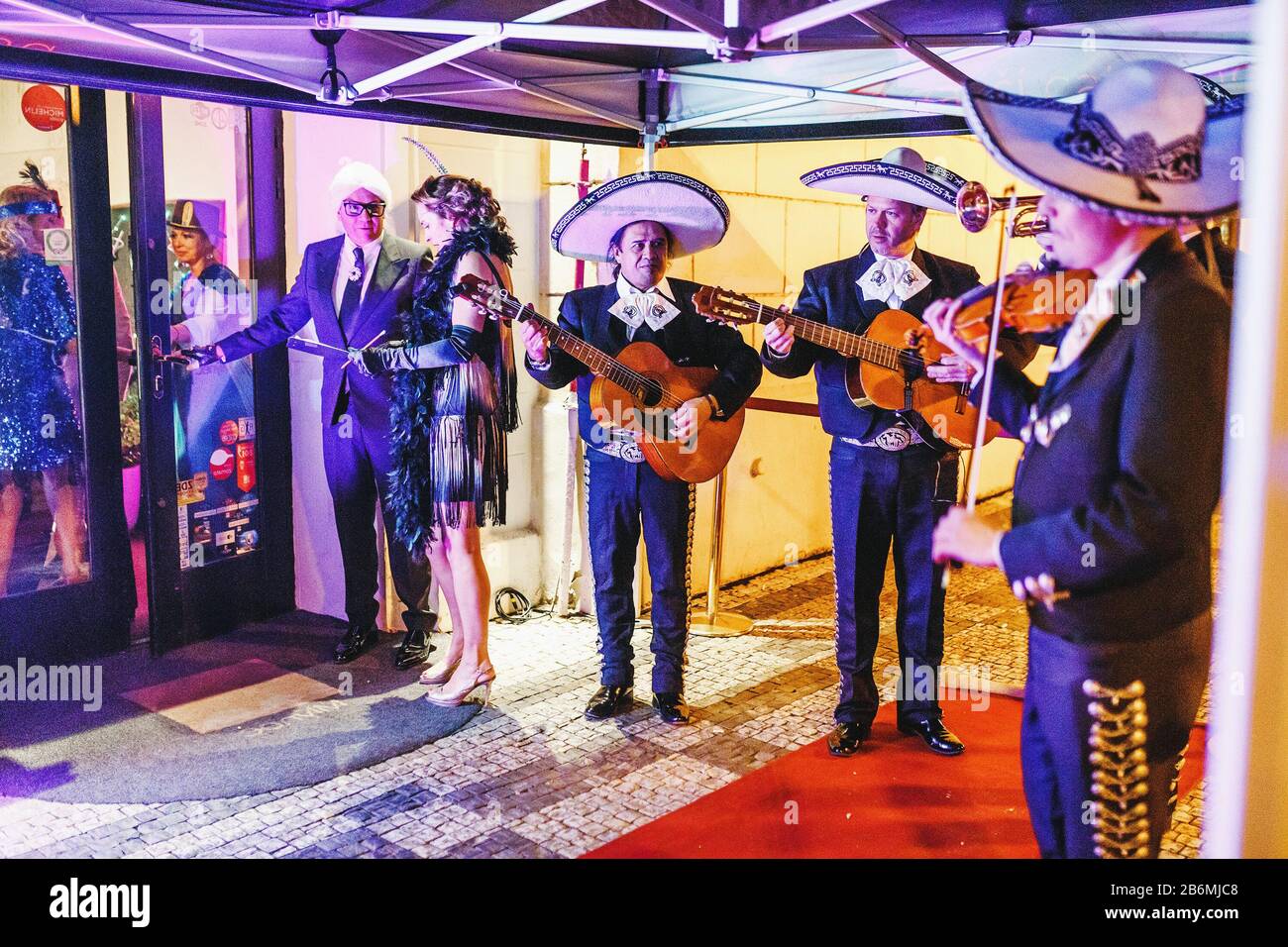 Dicembre 2017, PRAGA, REPUBBLICA CECA: Musicisti messicani mariachi accoglie gli ospiti in una festa a tema sulla strada della città Foto Stock