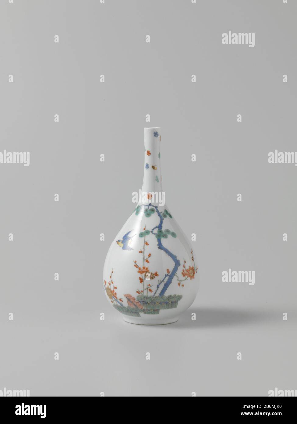 Fles, veelkleurig beschilderd met een Kakiemon-decor Fles, veelkleurig beschilderd met een Kakiemon-decor Object Type : decoratief oggetti Fucili Objectnummer: BK-1968-164 Iscrizioni / Merken: Fabrieksmerk, onterzijde, geschilderd in blauw op de glazuur: Rukistgez Foto Stock