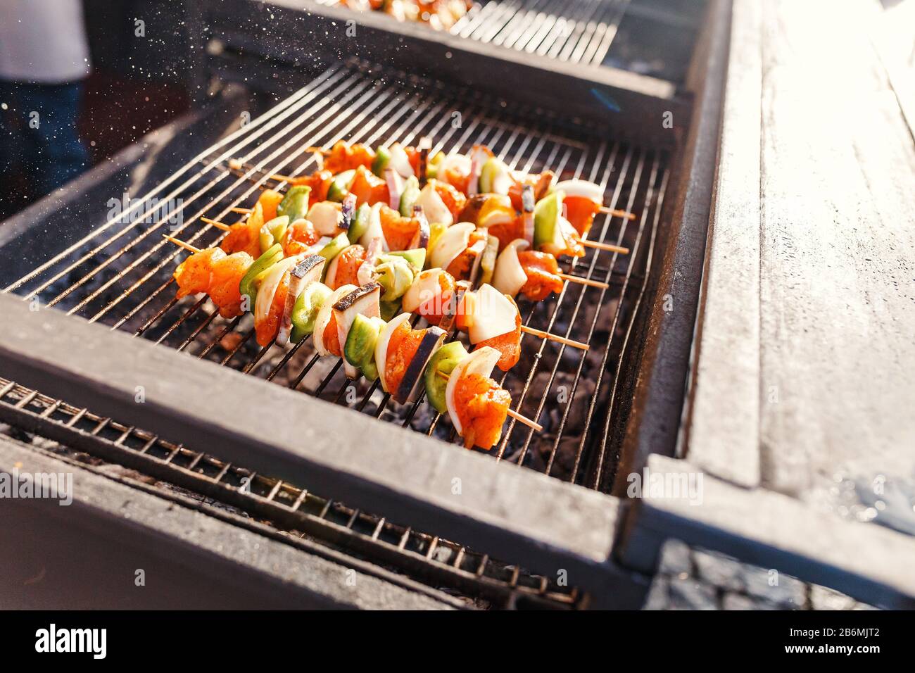 Deliziose carni alla griglia assortite con verdure al barbecue Foto Stock