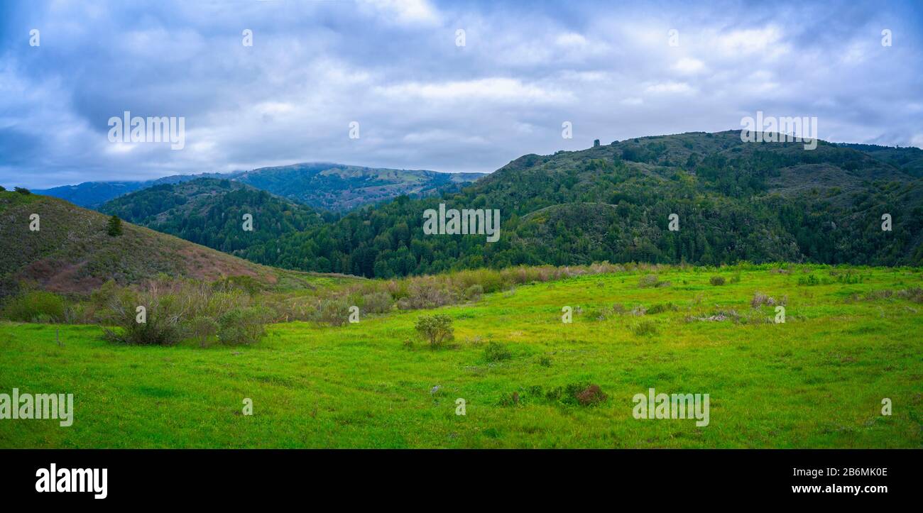Vista sulle montagne e sulla valle, Santa Lucia Preserve, California, Stati Uniti Foto Stock