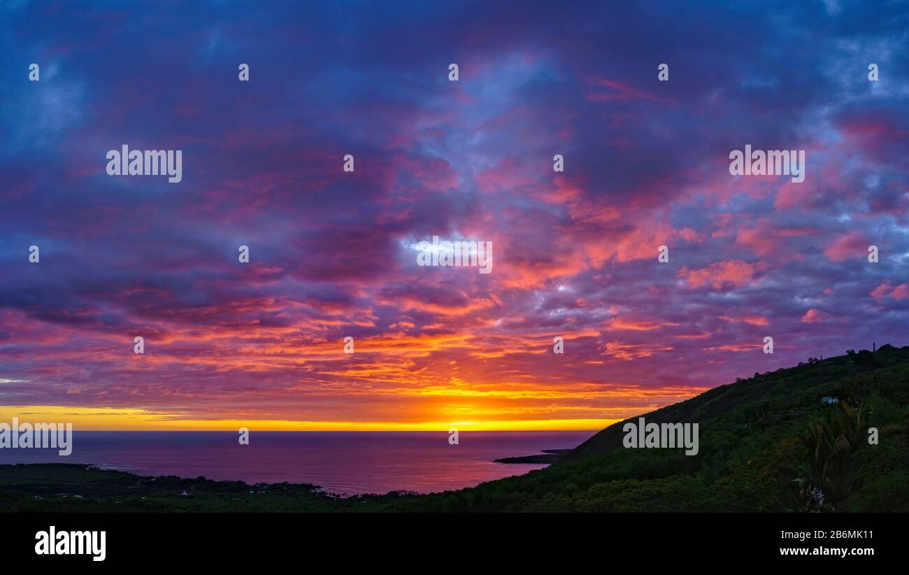 Vista del tramonto sul mare, Kealakekua Bay, Hawaii, Stati Uniti Foto Stock