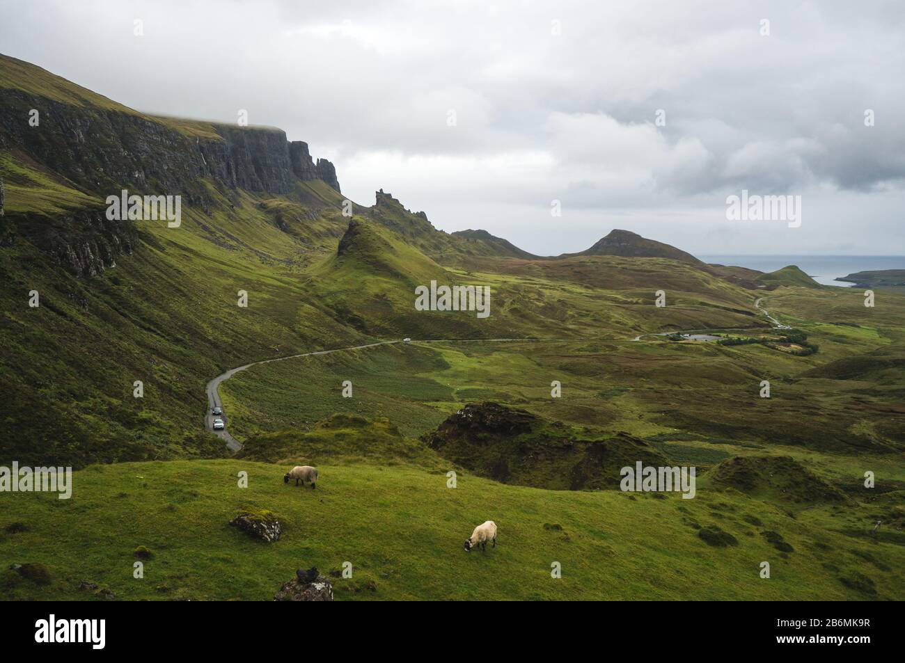 Lunga strada tortuosa a Quiraing sull'Isola di Skye con un bellissimo e vibrante cielo scozzese. Foto Stock