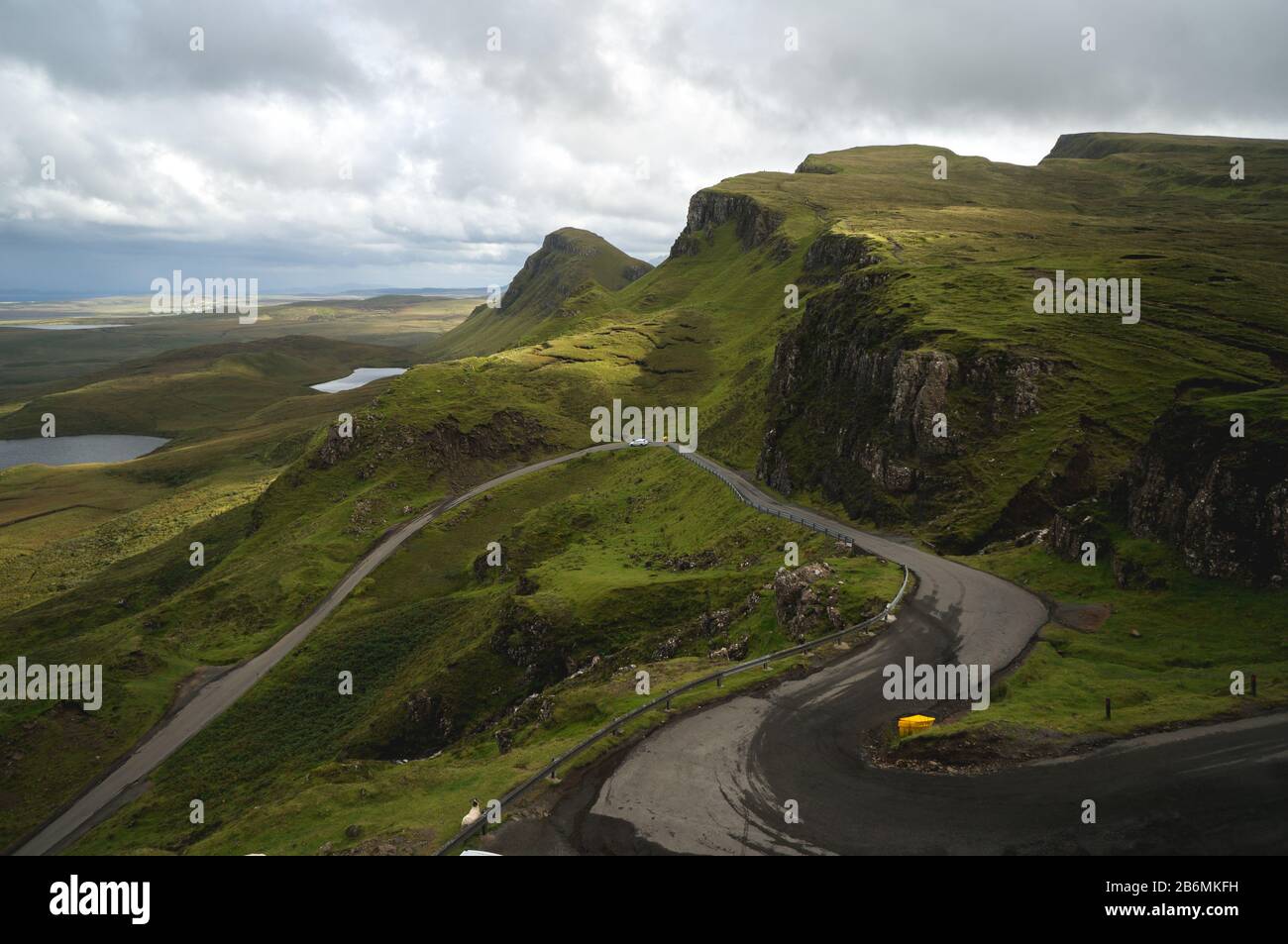 Lunga strada tortuosa a Quiraing sull'Isola di Skye con un bellissimo e vibrante cielo scozzese. Foto Stock